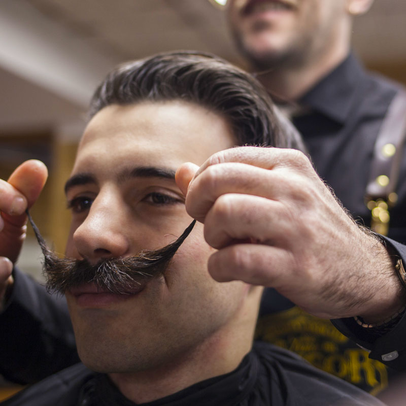 Mise en forme de la moustache au salon
