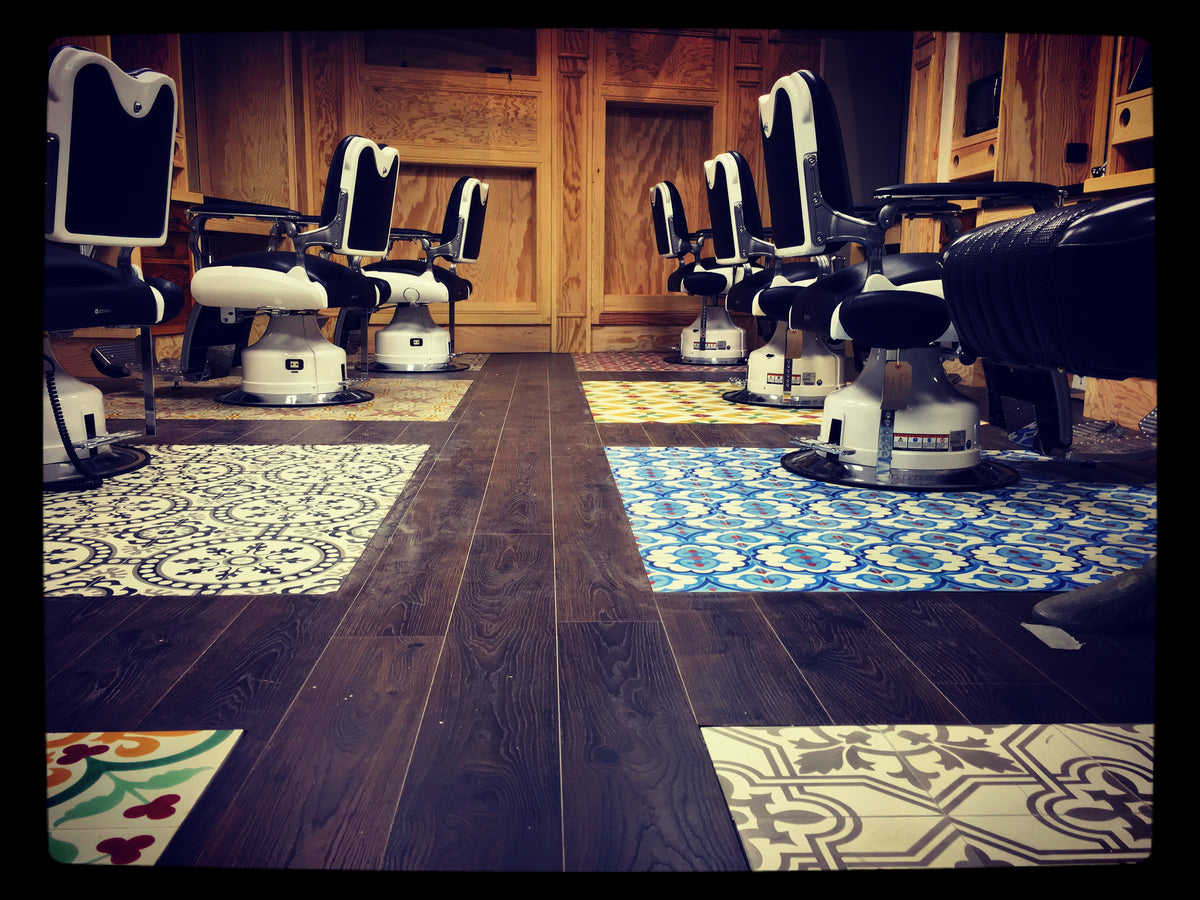 Allée entre les fauteuils, boiseries et carrelage à motifs