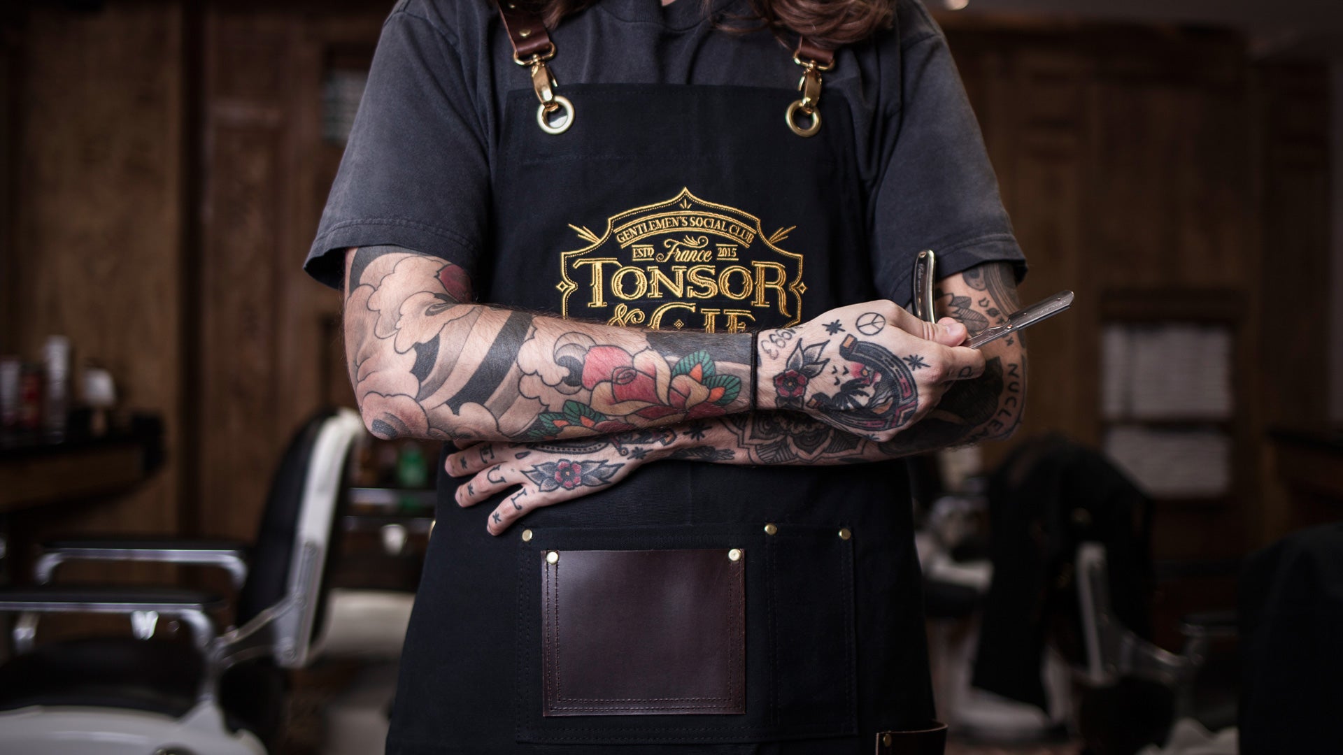 Tablier Tonsor et outils du barbier au salon