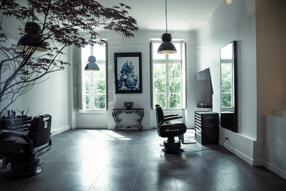 Lumière naturelle et fauteuil de barbier chez HÉRITAGE — Maison Tonsor.