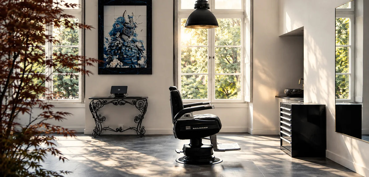 Fauteuil de barbier près des fenêtres de l’Atelier Héritage, dans une douce lumière matinale.