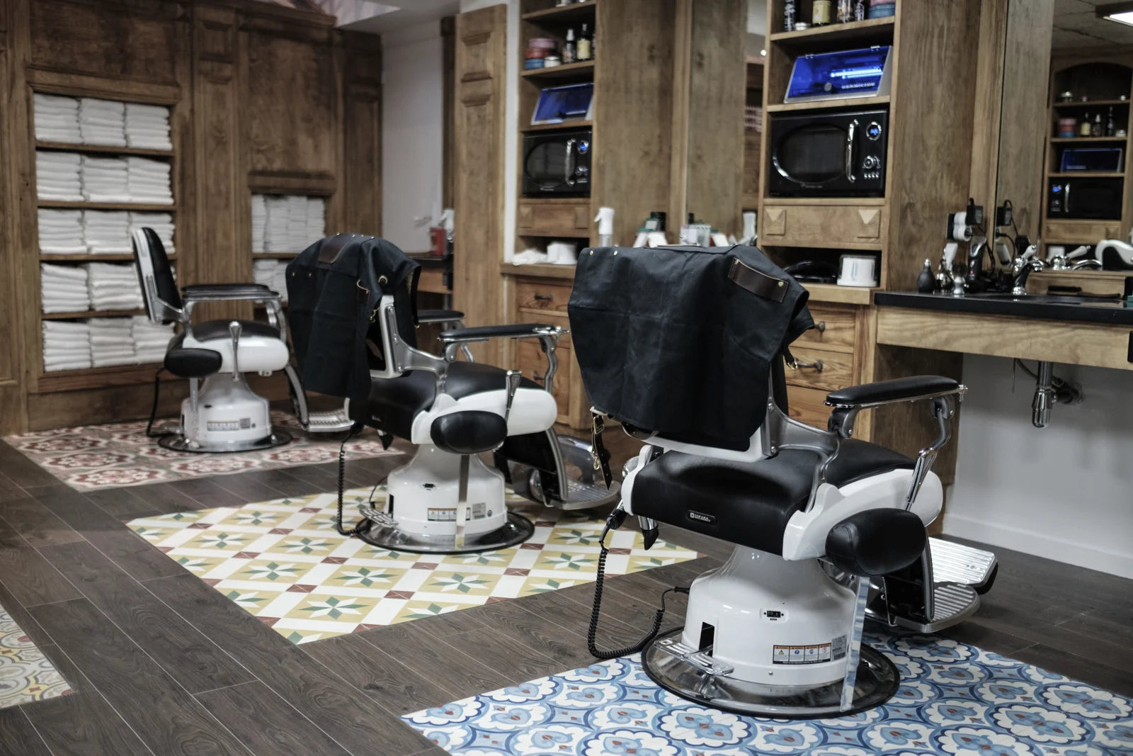 The Barber Room · Vintage barbershop character — Tonsor & Cie