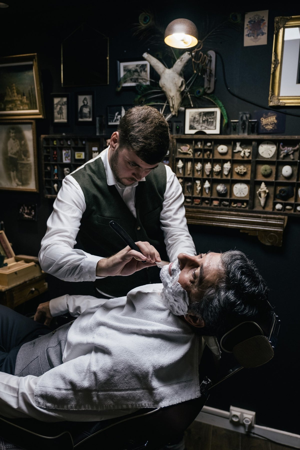 Un barbier travaille au fauteuil