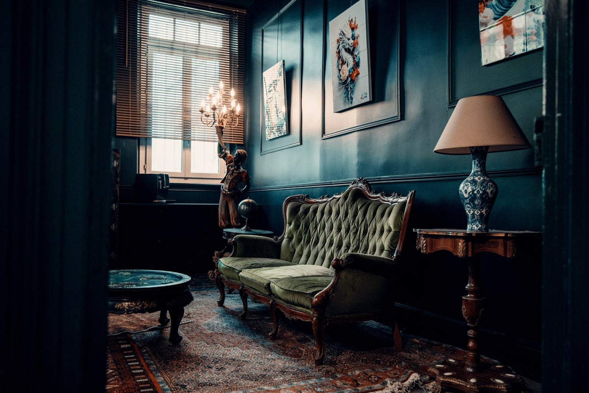 Canapé et lampes dans le salon de détente HÉRITAGE