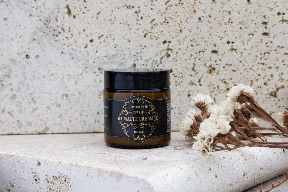Matte Cream Tonsor & Cie présentée sur une pierre claire.