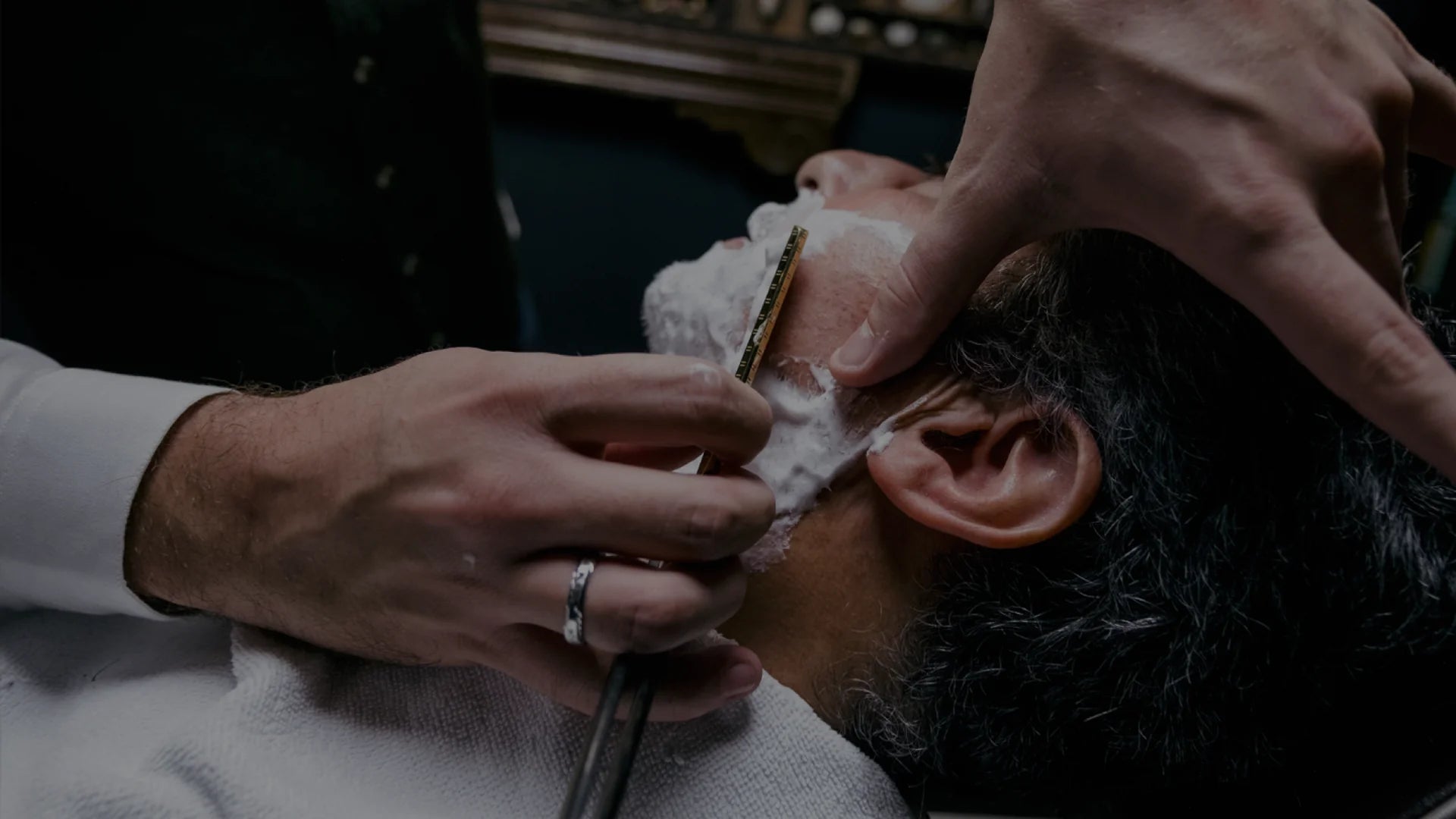 Le geste du rasage traditionnel dans un salon Tonsor & Cie