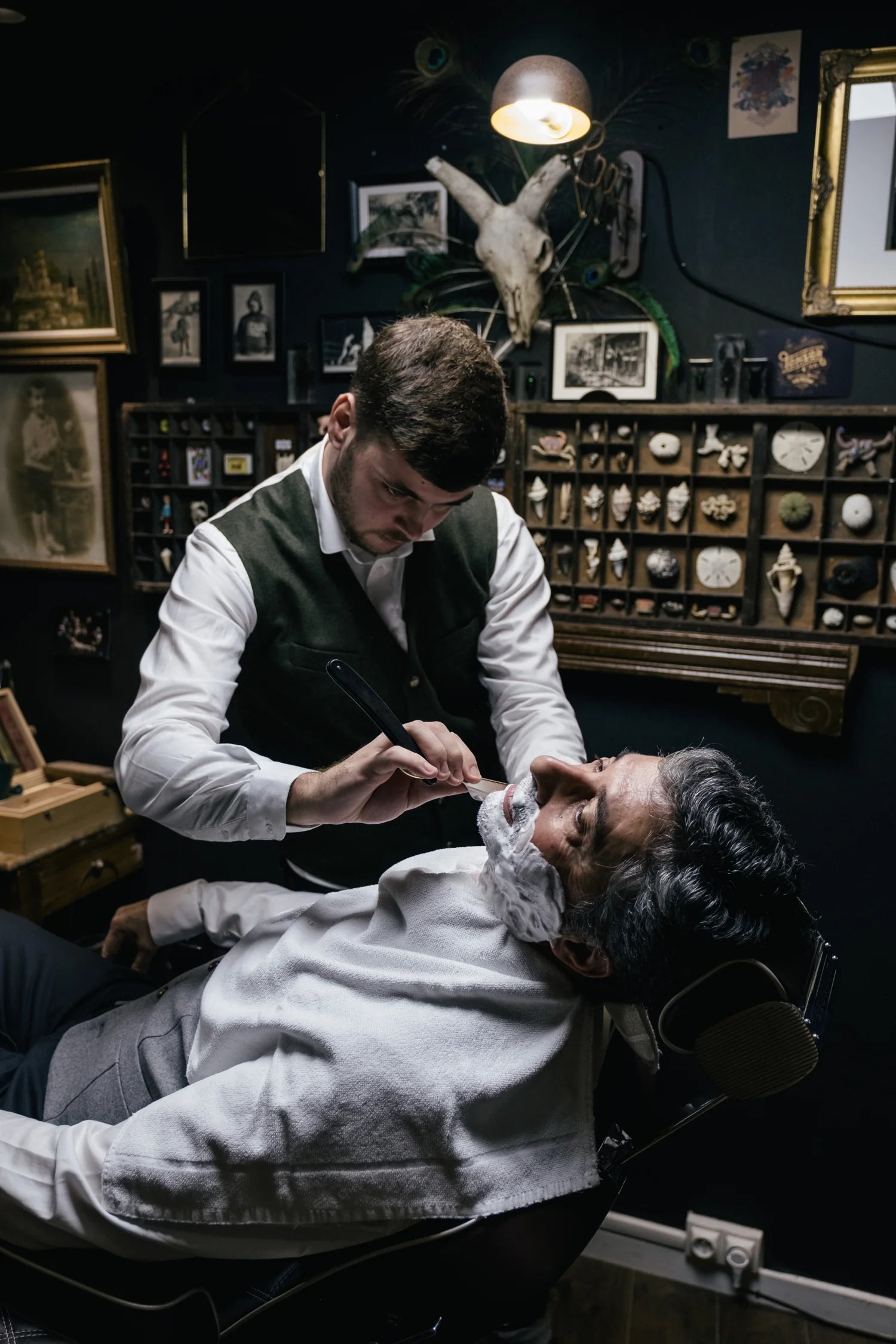 Un barbier Tonsor & Cie réalise un rasage traditionnel